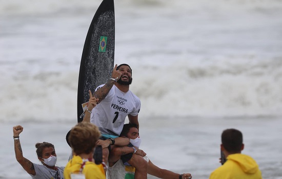 Ítalo Ferreira chega ao Brasil como primeiro campeão olímpico do surfe