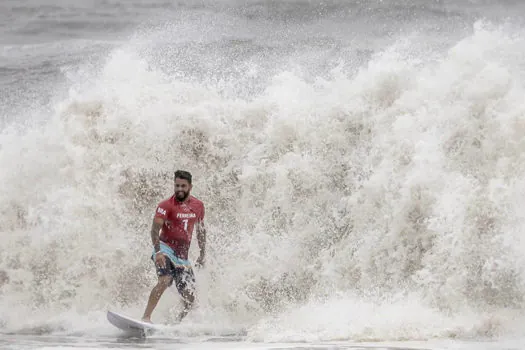 Ítalo Ferreira avança no Circuito Mundial de Surfe