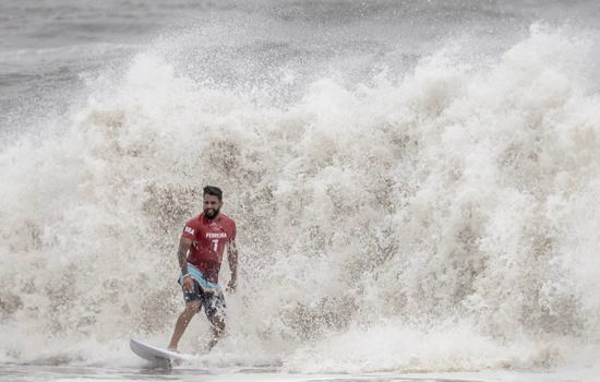 Ítalo Ferreira avança no Circuito Mundial de Surfe