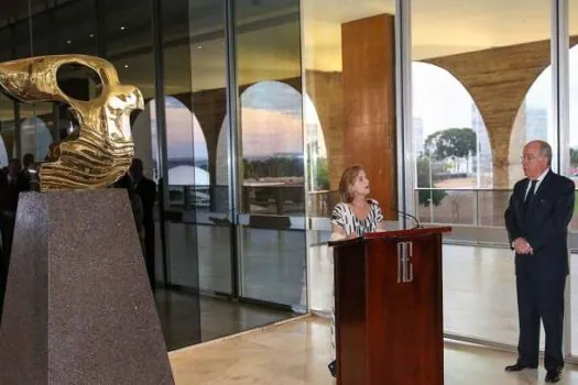 Itamaraty recebe escultura da artista Marianne Peretti