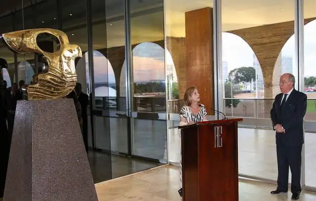 Itamaraty recebe escultura da artista Marianne Peretti