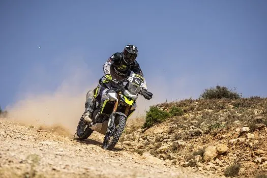 Iván Cervantes vence a corrida Baja Aragón 2022, pilotando uma Triumph Tiger 900 Rally Pro