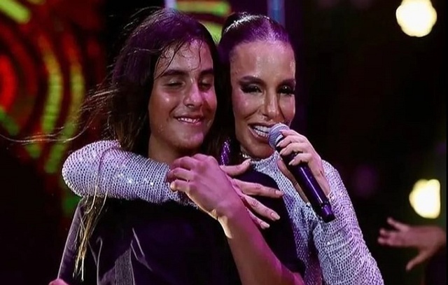 Filho de Ivete Sangalo dá um show na bateria e ganha elogios