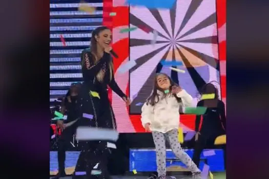 Filha de Ivete Sangalo rouba a cena durante show em Portugal