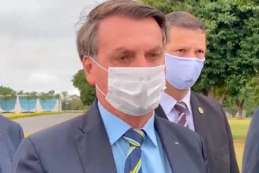 ‘Não vou ser o primeiro a chutar o pau da barraca. Estão abusando’, diz Bolsonaro