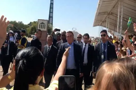 Bolsonaro cumprimenta apoiadores ao chegar à Praça dos Três Poderes