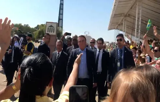 Bolsonaro cumprimenta apoiadores ao chegar à Praça dos Três Poderes