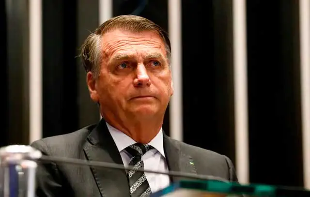 Bolsonaro vai ao STF contra Lula e Gleisi por ofensas