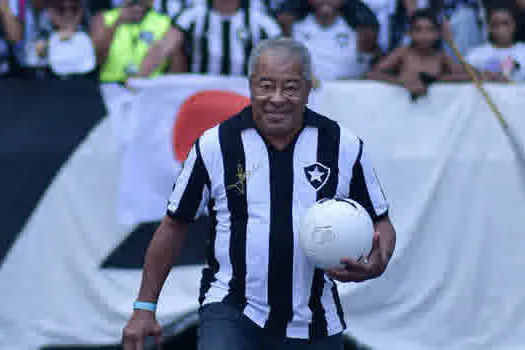 Tricampeão mundial, Jairzinho é internado com covid-19 no Rio, em estado estável