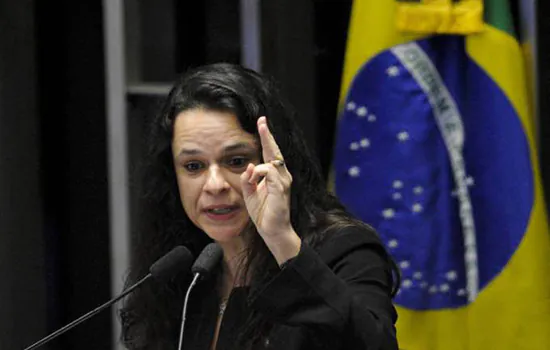 Janaina Paschoal diz que se arrepende de ter votado em Bolsonaro e pede renúncia_x000D_