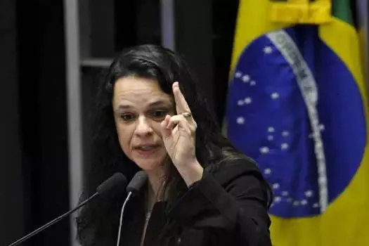 Janaína Paschoal ironiza Bolsonaro um dia após ele sugerir Damares ao Senado