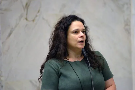 Janaina Paschoal diz que briga de Bolsonaro com STF ‘é teatro’ e alfineta Pontes