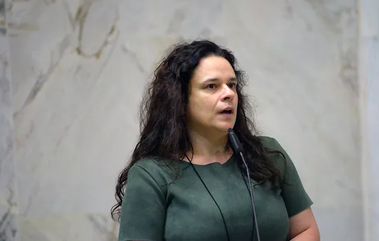 Janaina Paschoal diz que briga de Bolsonaro com STF ‘é teatro’ e alfineta Pontes