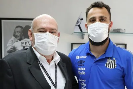 Santos anuncia a contratação do goleiro Jandrei: ‘Feliz demais por estar aqui’