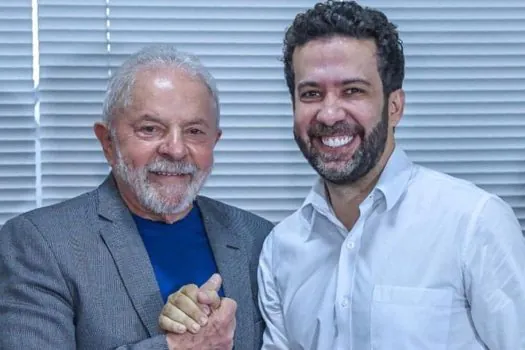 Janones desiste de candidatura para apoiar Lula