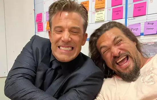 Jason Momoa posa ao lado de Ben Affleck nos bastidores de ‘Aquaman 2’