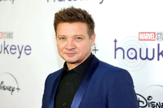 De bengala e patinete, Jeremy Renner aparece pela primeira vez em público após acidente_x000D_