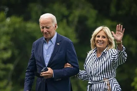 Jill Biden, primeira-dama dos EUA, está com covid-19, com “sintomas leves”