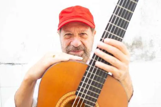 Em formato voz e violão João Bosco apresenta o show Auto Retrato na Sala Itaú Cultural