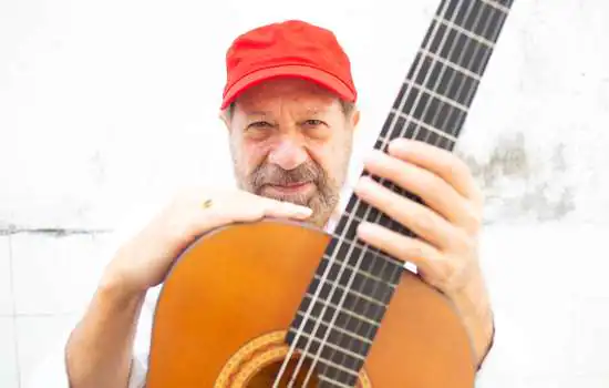 Em formato voz e violão João Bosco apresenta o show Auto Retrato na Sala Itaú Cultural