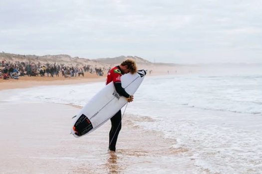 João Chianca supera Robinson e celebra 1º título no Circuito Mundial de Surfe