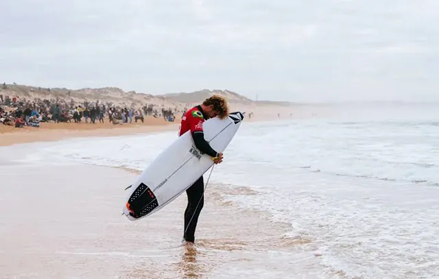 João Chianca supera Robinson e celebra 1º título no Circuito Mundial de Surfe