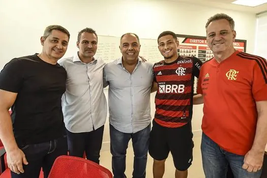 Diretoria do Fla anuncia a renovação de contrato de João Gomes por cinco anos