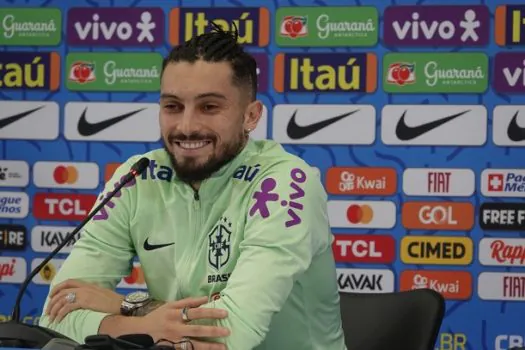 Alex Telles comenta a oportunidade que terá diante de Camarões