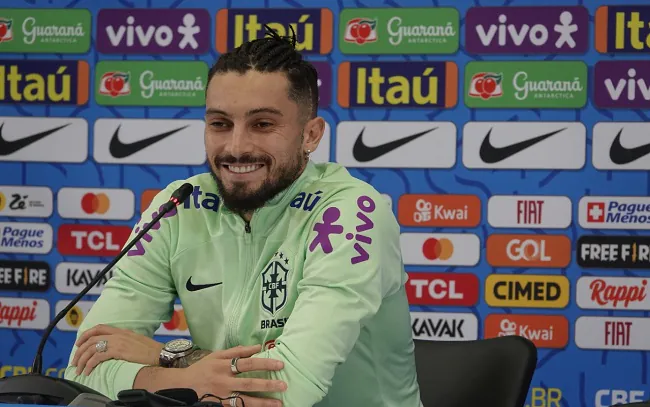 Alex Telles comenta a oportunidade que terá diante de Camarões