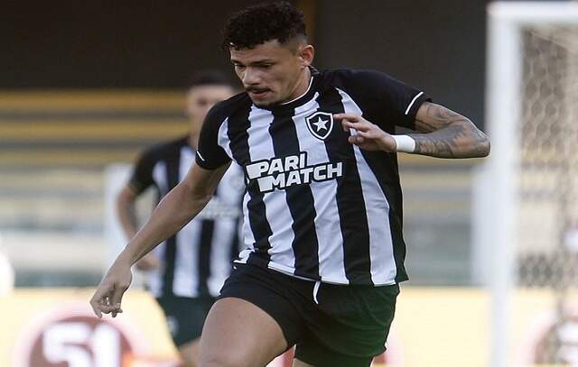 Líder Botafogo mostra força e arranca empate com Santos no Brasileiro