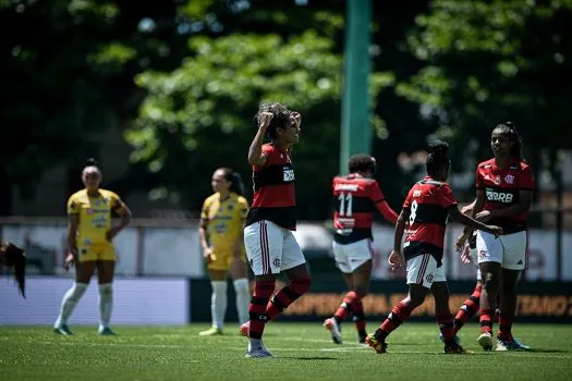 Sob olhares de Pia, Flamengo supera Grêmio pelo Brasileiro Feminino