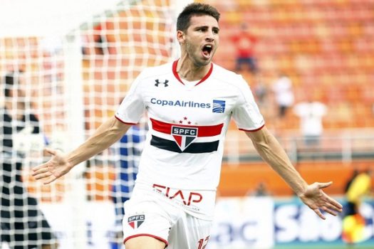 Calleri faz dois, Pato marca e São Paulo vence o Santos pelo Brasileiro