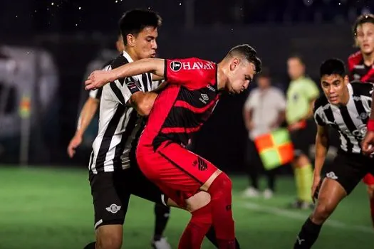 Libertadores: Athletico-PR arranca empate com Libertad e avança