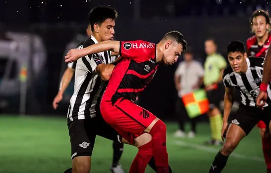 Libertadores: Athletico-PR arranca empate com Libertad e avança