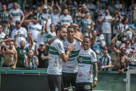 Coritiba estreia no Brasileiro com vitória sobre o Goiás: 3 a 0