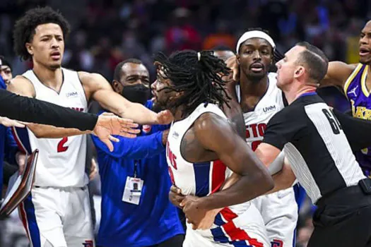 LeBron James agride Isaiah Stewart em jogo da NBA e acaba expulso após confusão