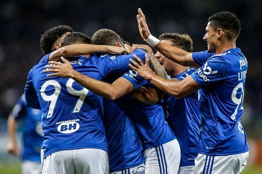 Cruzeiro segura pressão, vence Bahia e dispara na ponta da Série B