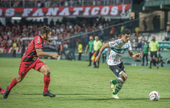 Campeonato Paranaense: Coritiba mantém liderança após empate com Athletico-PR