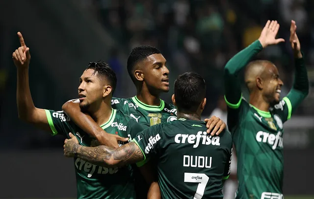 Palmeiras supera lanterna Coritiba por 3 a 1 no Brasileiro