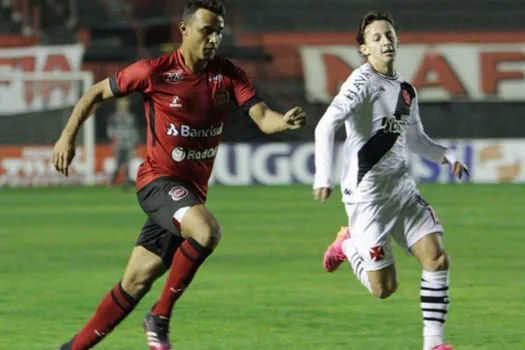 Série B: Vasco e Brasil de Pelotas se enfrentam