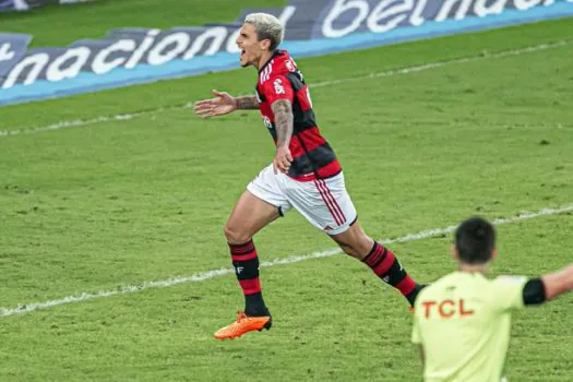 Flamengo vence o Athletico-PR