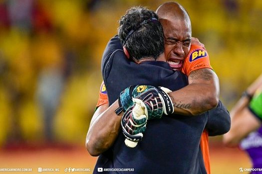 América-MG supera Barcelona por 5 a 4 no pênaltis