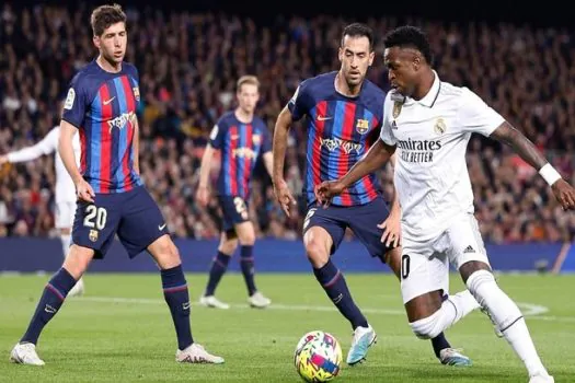 Vinícius Júnior é ameaçado por torcida do Barcelona durante clássico no Espanhol