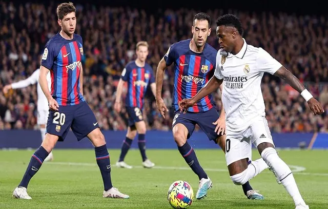 Vinícius Júnior é ameaçado por torcida do Barcelona durante clássico no Espanhol