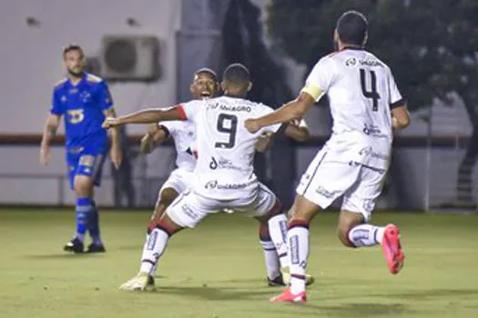 Coritiba vence no fim e aguarda rodada para celebrar acesso à Série A