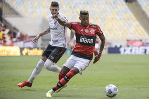 Flamengo atropela Athletico-PR e sobe no G4 do Brasileiro