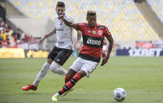 Flamengo atropela Athletico-PR e sobe no G4 do Brasileiro