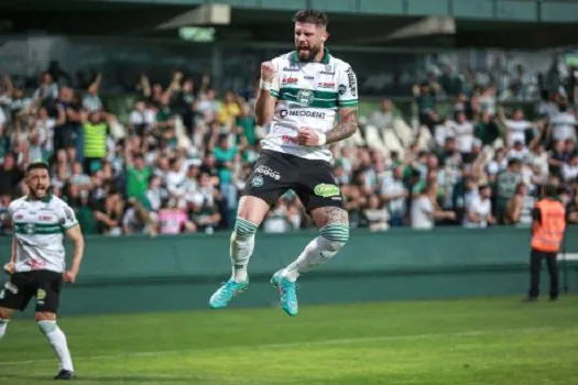 Coritiba supera Atlético-GO em casa e deixa zona do rebaixamento do Brasileirão