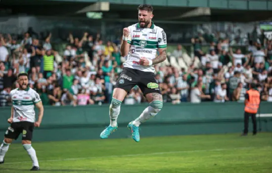 Coritiba supera Atlético-GO em casa e deixa zona do rebaixamento do Brasileirão