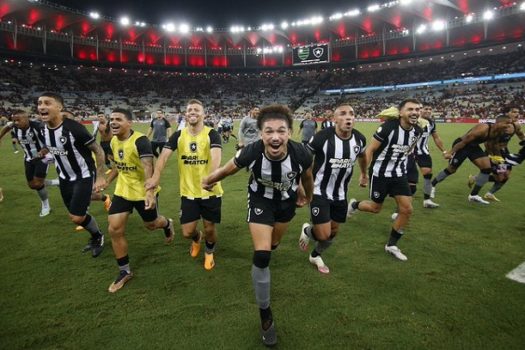 Botafogo volta a liderar o Campeonato Brasileiro após quase dez anos